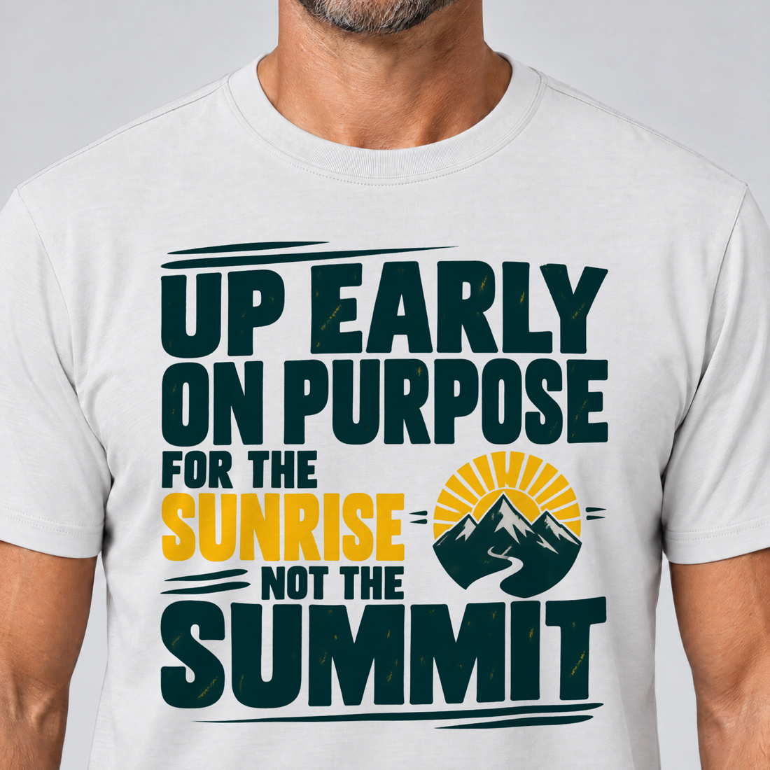 Nahaufnahme des Drucks: For the Sunrise, Not the Summit – T-Shirt Unisex in Weiß, von einem Mann getragen