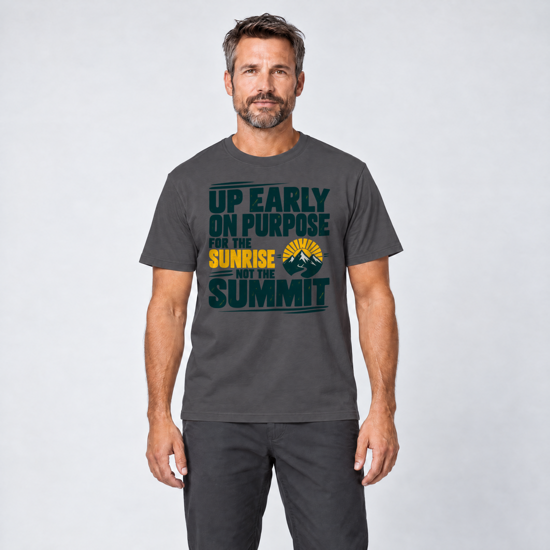 Mann trägt For the Sunrise, Not the Summit – T-Shirt Unisex in Dunkelgrau, Ansicht von vorn