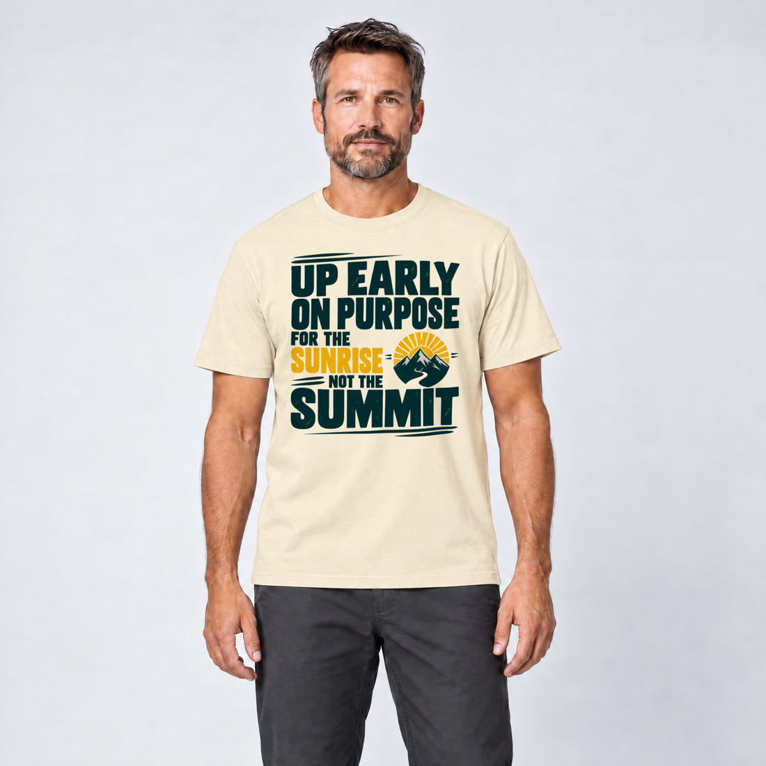 Mann trägt For the Sunrise, Not the Summit – T-Shirt Unisex in Natur, Ansicht von vorn