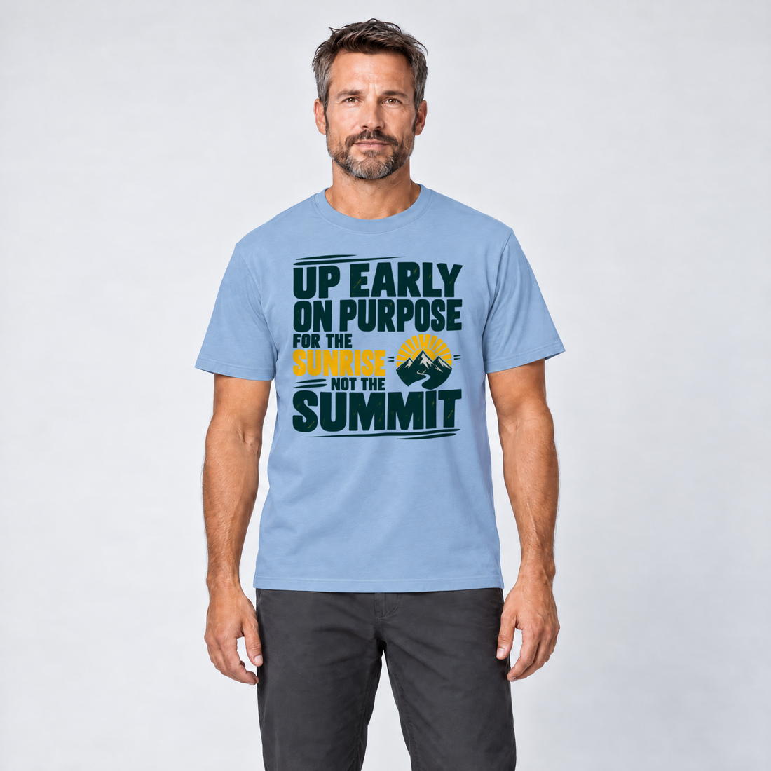 Mann trägt For the Sunrise, Not the Summit – T-Shirt Unisex in Himmelblau, Ansicht von vorn