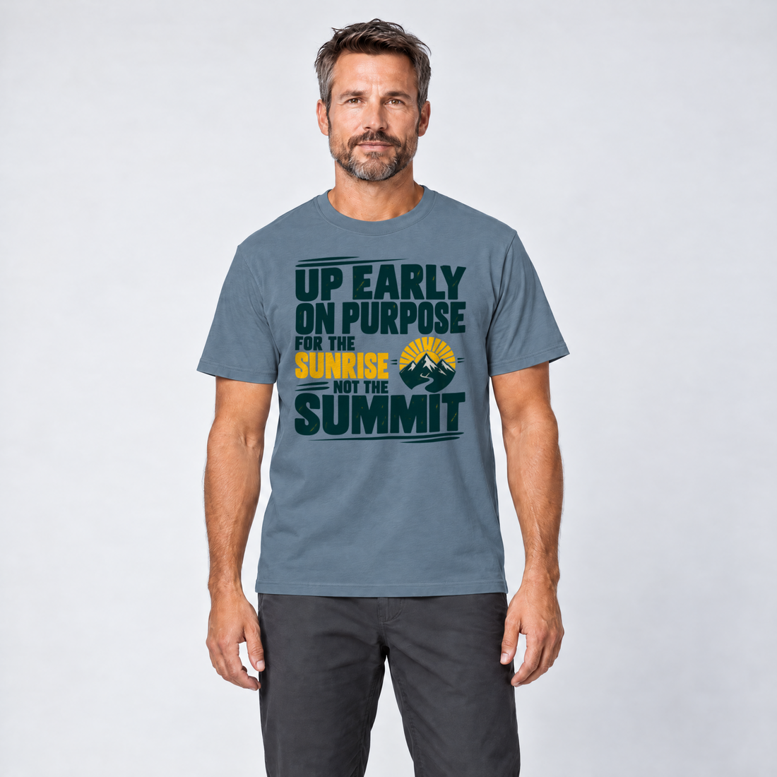 Mann trägt For the Sunrise, Not the Summit – T-Shirt Unisex in Steinblau, Ansicht von vorn