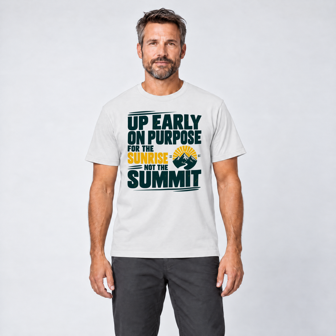 Mann trägt For the Sunrise, Not the Summit – T-Shirt Unisex in Weiß, Ansicht von vorn
