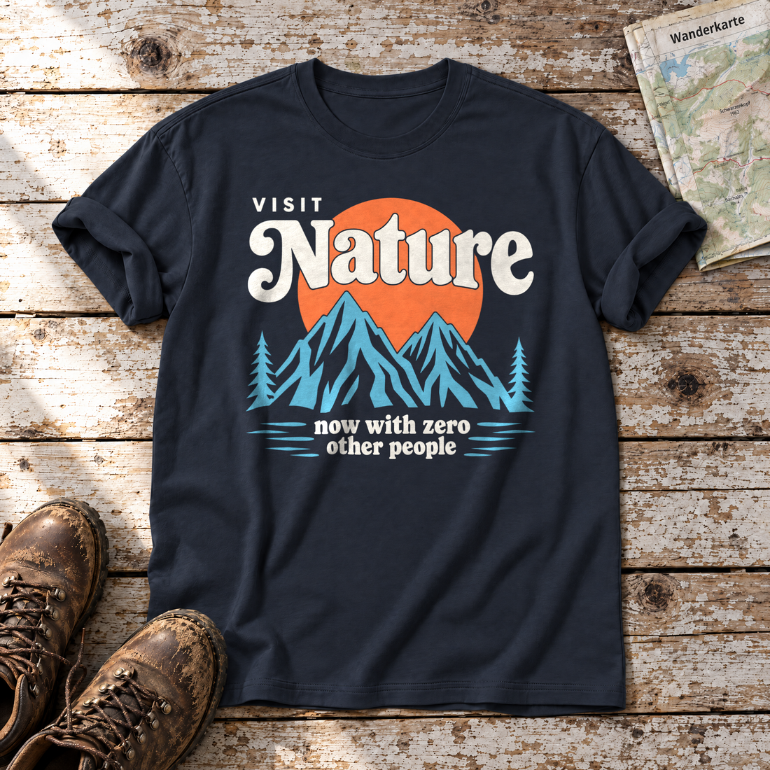 Now with zero other people – T-Shirt Unisex in Navy, flach liegend auf alten Holzbrettern mit Wanderschuhen und Wanderkarte.