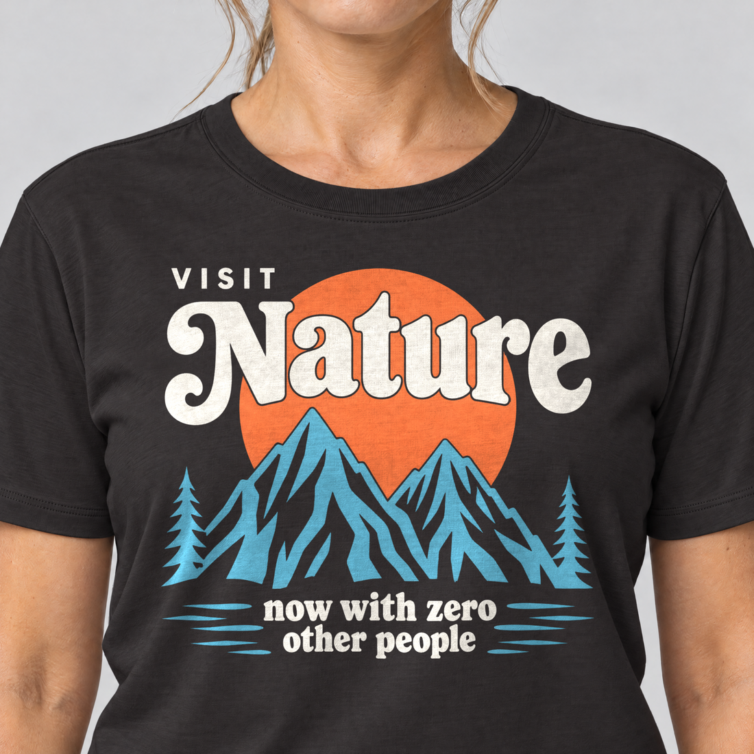 Nahaufnahme des Drucks: Now with zero other people – T-Shirt Unisex in Schwarz, von einer Frau getragen