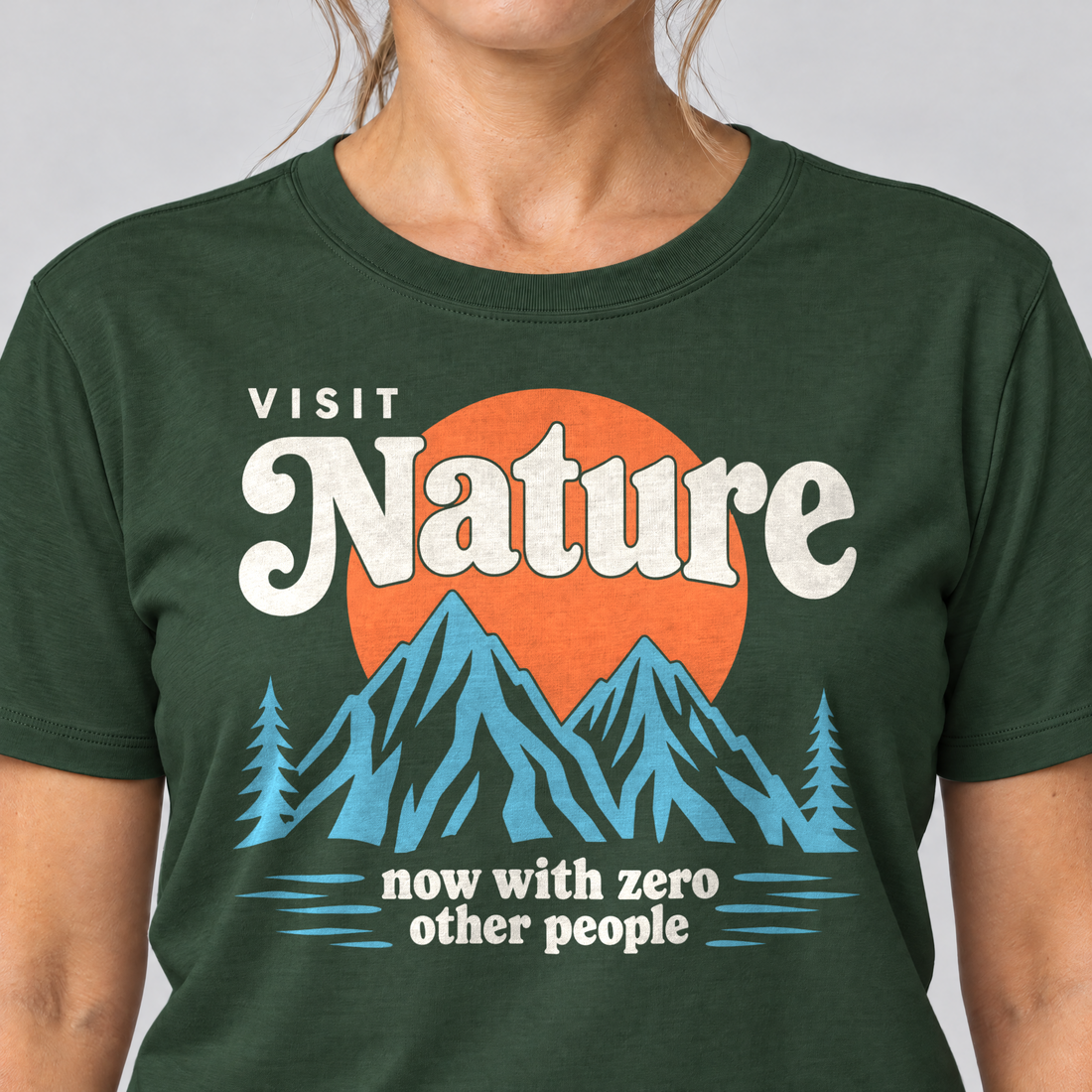 Nahaufnahme des Drucks: Now with zero other people – T-Shirt Unisex in Flaschengrün, von einer Frau getragen