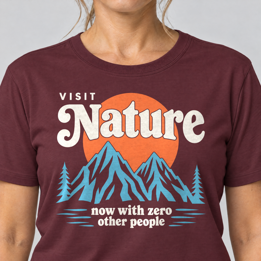 Nahaufnahme des Drucks: Now with zero other people – T-Shirt Unisex in Bordeaux, von einer Frau getragen