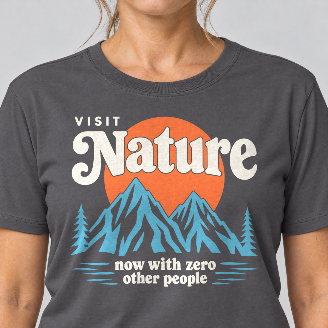 Nahaufnahme des Drucks: Now with zero other people – T-Shirt Unisex in Dunkelgrau, von einer Frau getragen