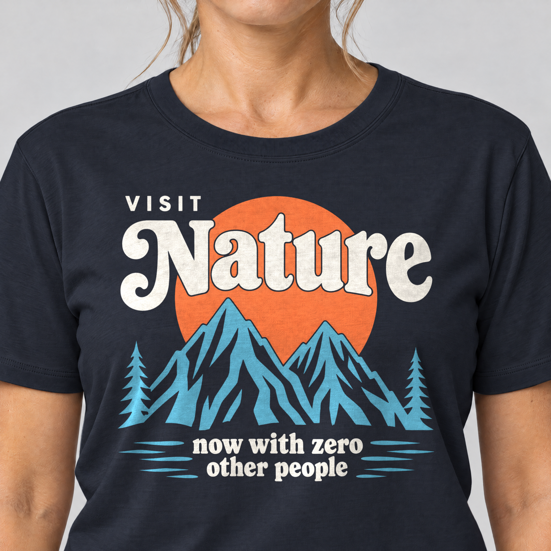 Nahaufnahme des Drucks: Now with zero other people – T-Shirt Unisex in Navy, von einer Frau getragen