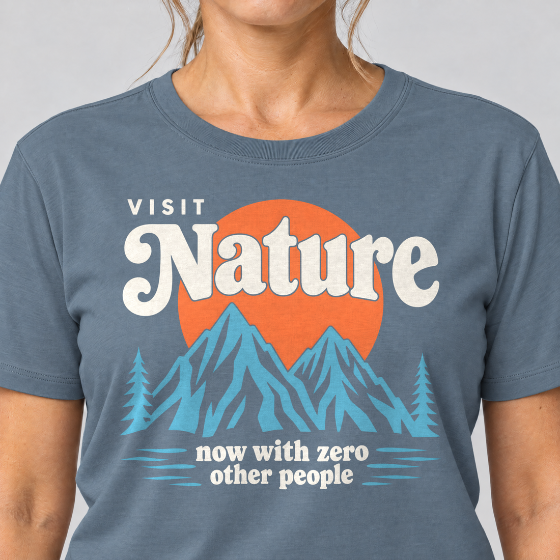 Nahaufnahme des Drucks: Now with zero other people – T-Shirt Unisex in Steinblau, von einer Frau getragen