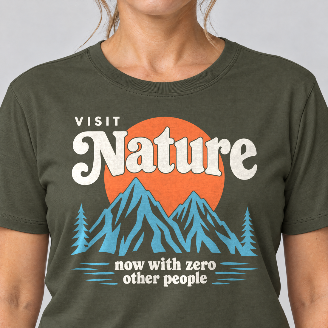 Nahaufnahme des Drucks: Now with zero other people – T-Shirt Unisex in Oliv, von einer Frau getragen