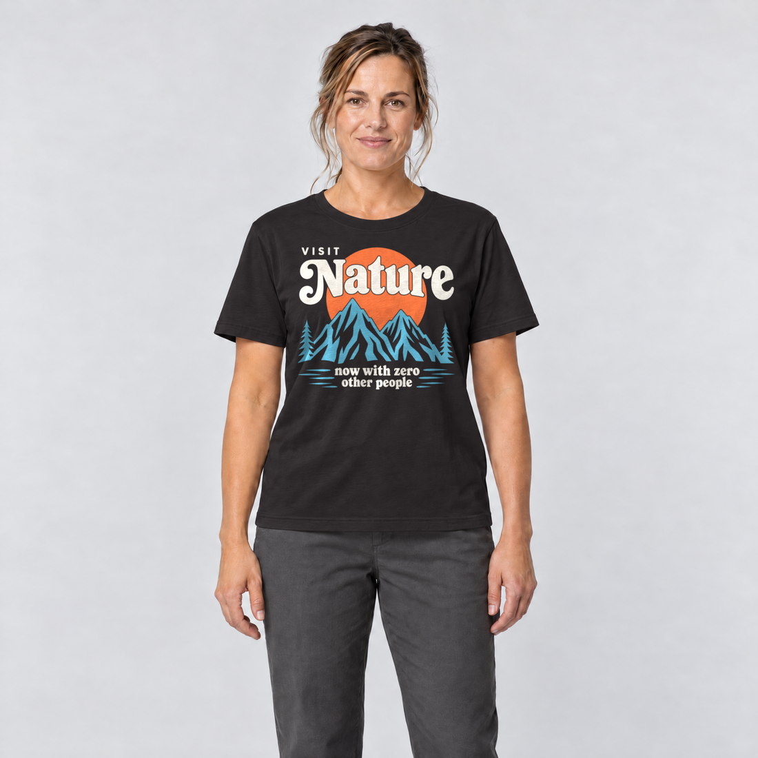 Frau trägt Now with zero other people – T-Shirt Unisex in Schwarz, Ansicht von vorn