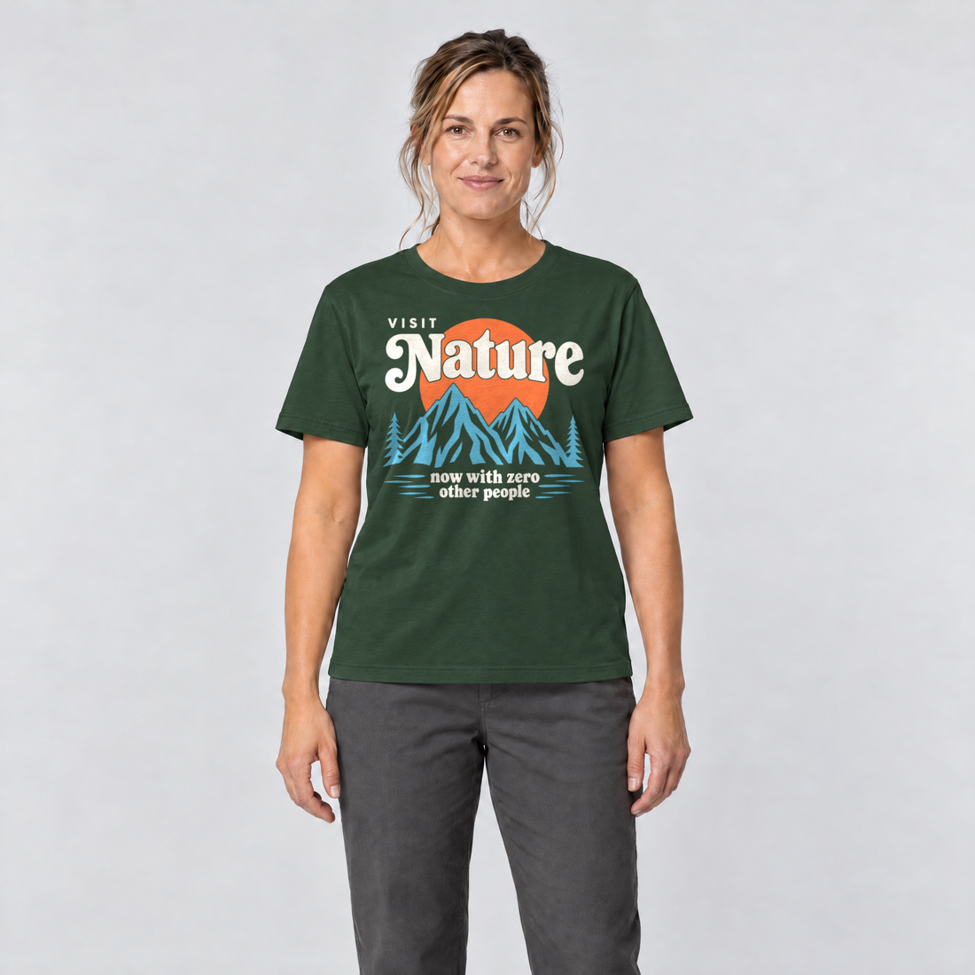 Frau trägt Now with zero other people – T-Shirt Unisex in Flaschengrün, Ansicht von vorn