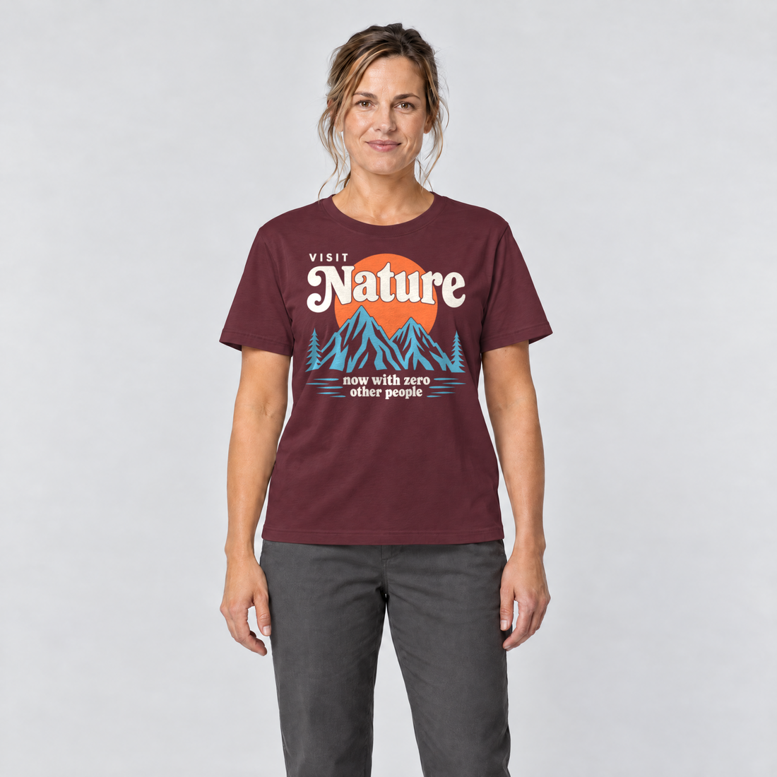 Frau trägt Now with zero other people – T-Shirt Unisex in Bordeaux, Ansicht von vorn