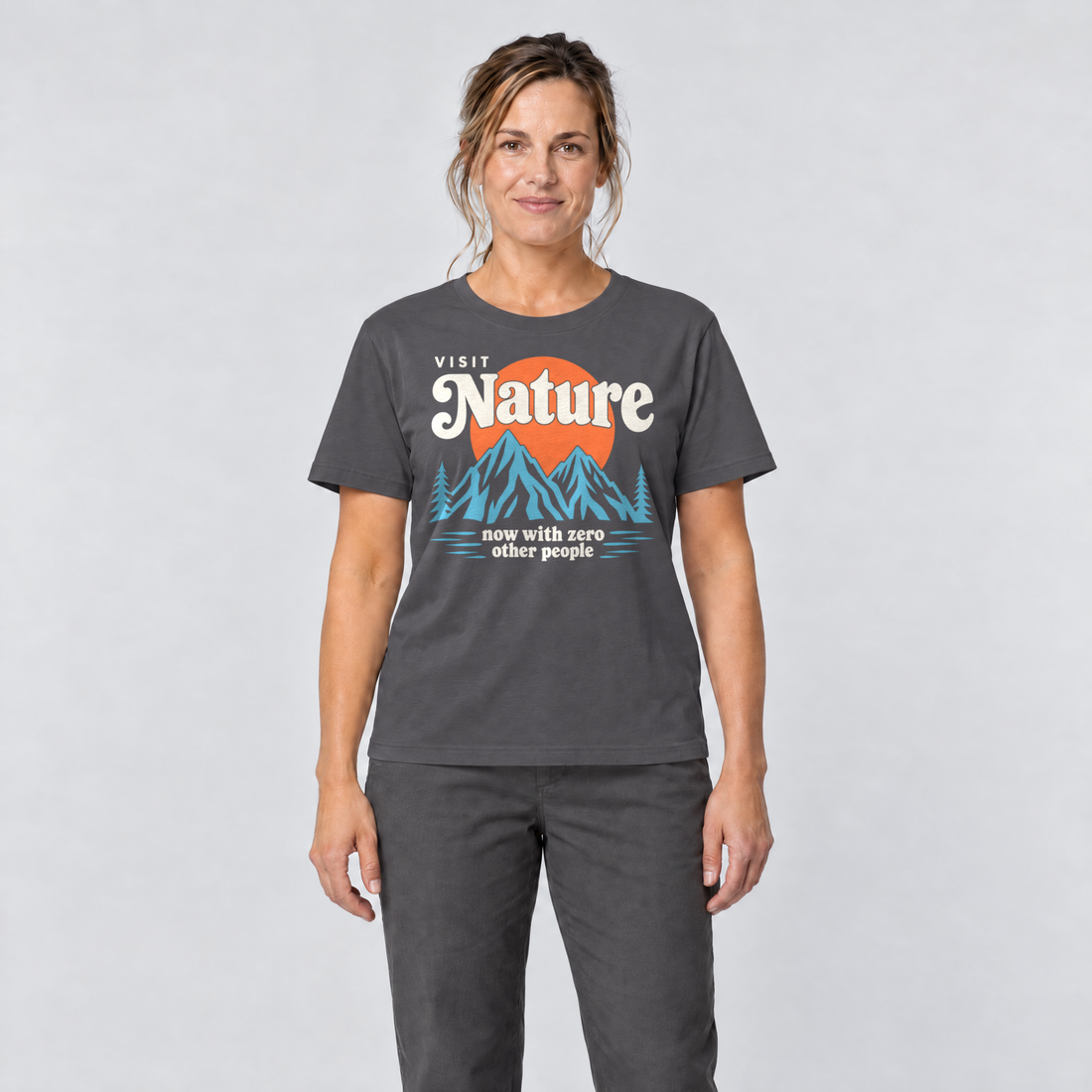 Frau trägt Now with zero other people – T-Shirt Unisex in Dunkelgrau, Ansicht von vorn