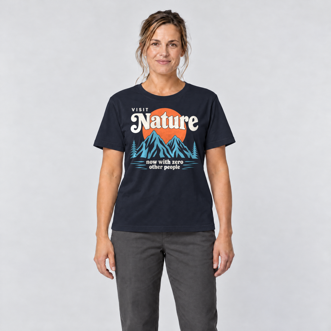 Frau trägt Now with zero other people – T-Shirt Unisex in Navy, Ansicht von vorn