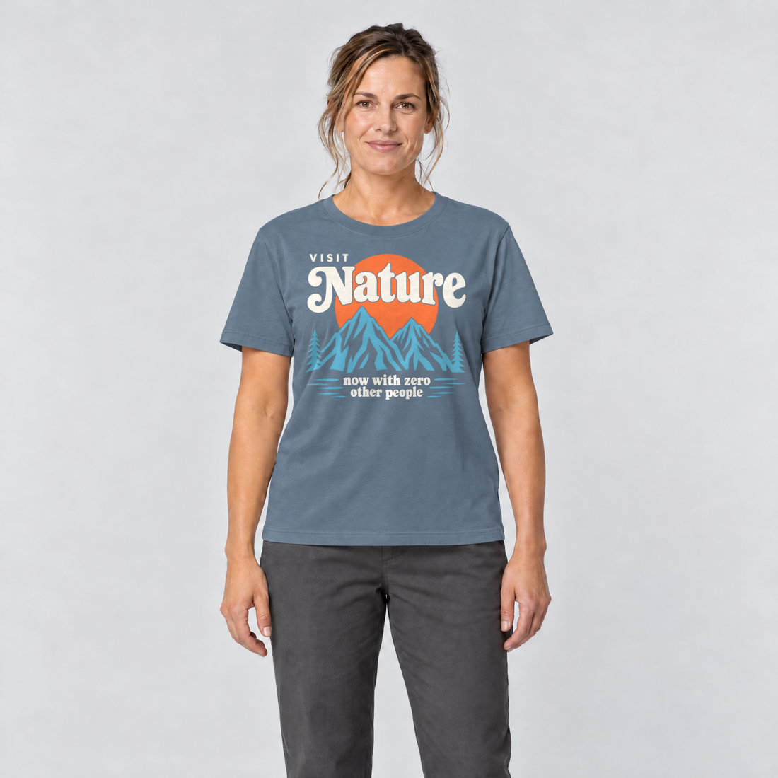 Frau trägt Now with zero other people – T-Shirt Unisex in Steinblau, Ansicht von vorn