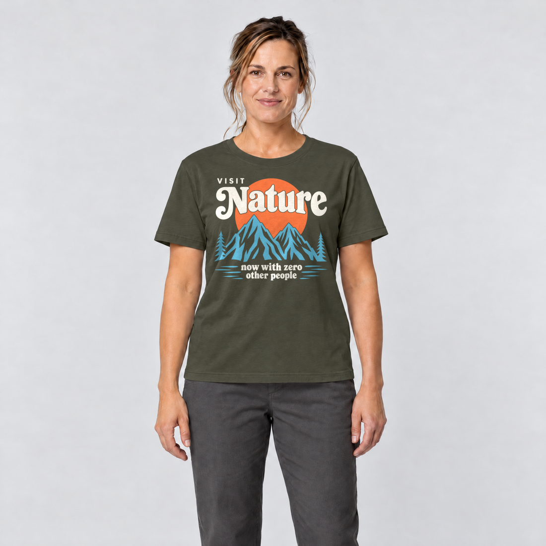 Frau trägt Now with zero other people – T-Shirt Unisex in Oliv, Ansicht von vorn