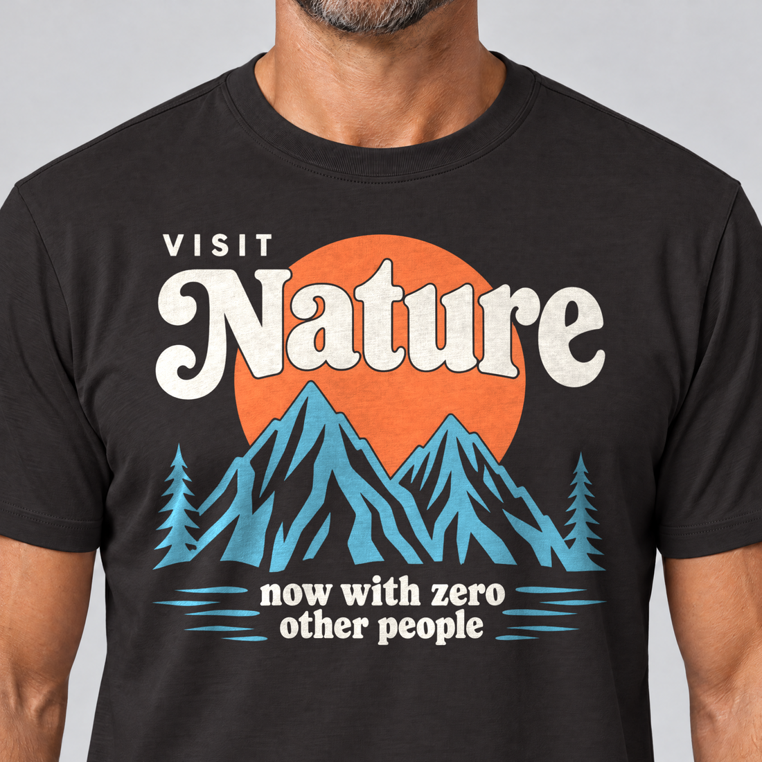 Nahaufnahme des Drucks: Now with zero other people – T-Shirt Unisex in Schwarz, von einem Mann getragen