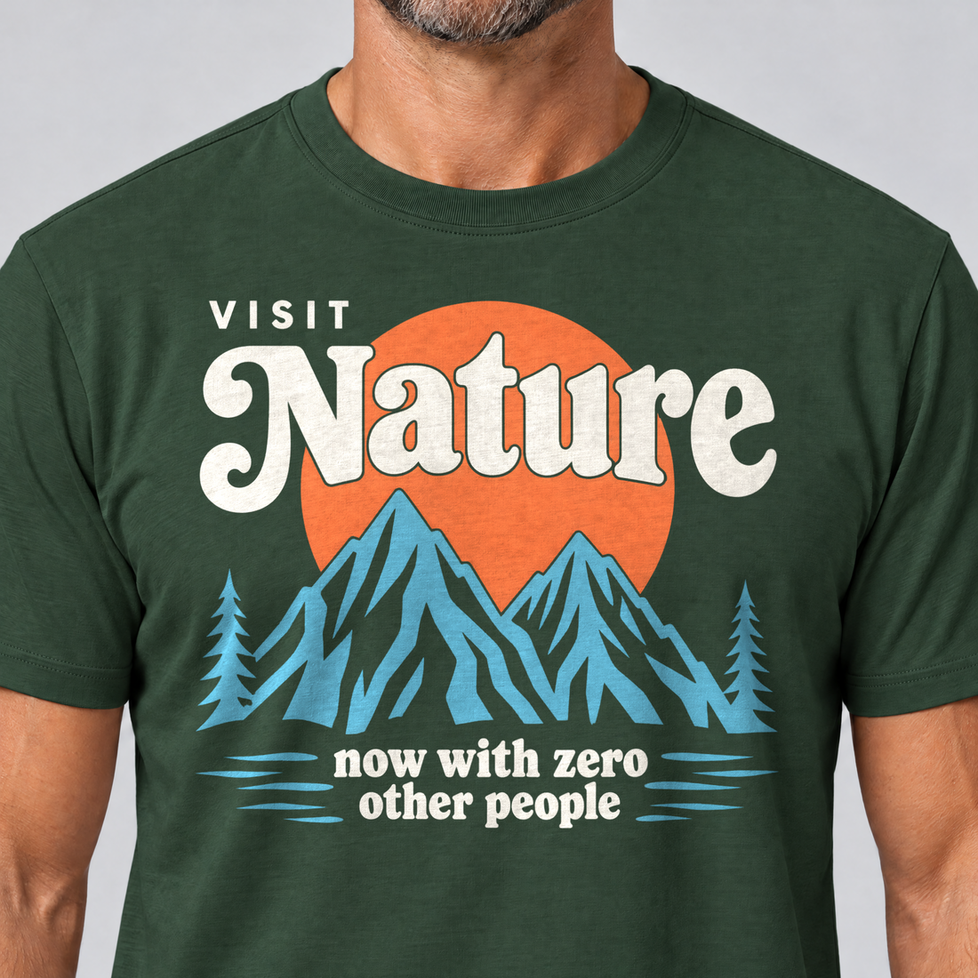 Nahaufnahme des Drucks: Now with zero other people – T-Shirt Unisex in Flaschengrün, von einem Mann getragen