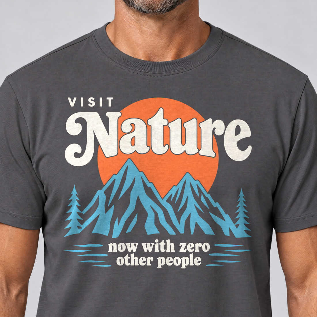 Nahaufnahme des Drucks: Now with zero other people – T-Shirt Unisex in Dunkelgrau, von einem Mann getragen