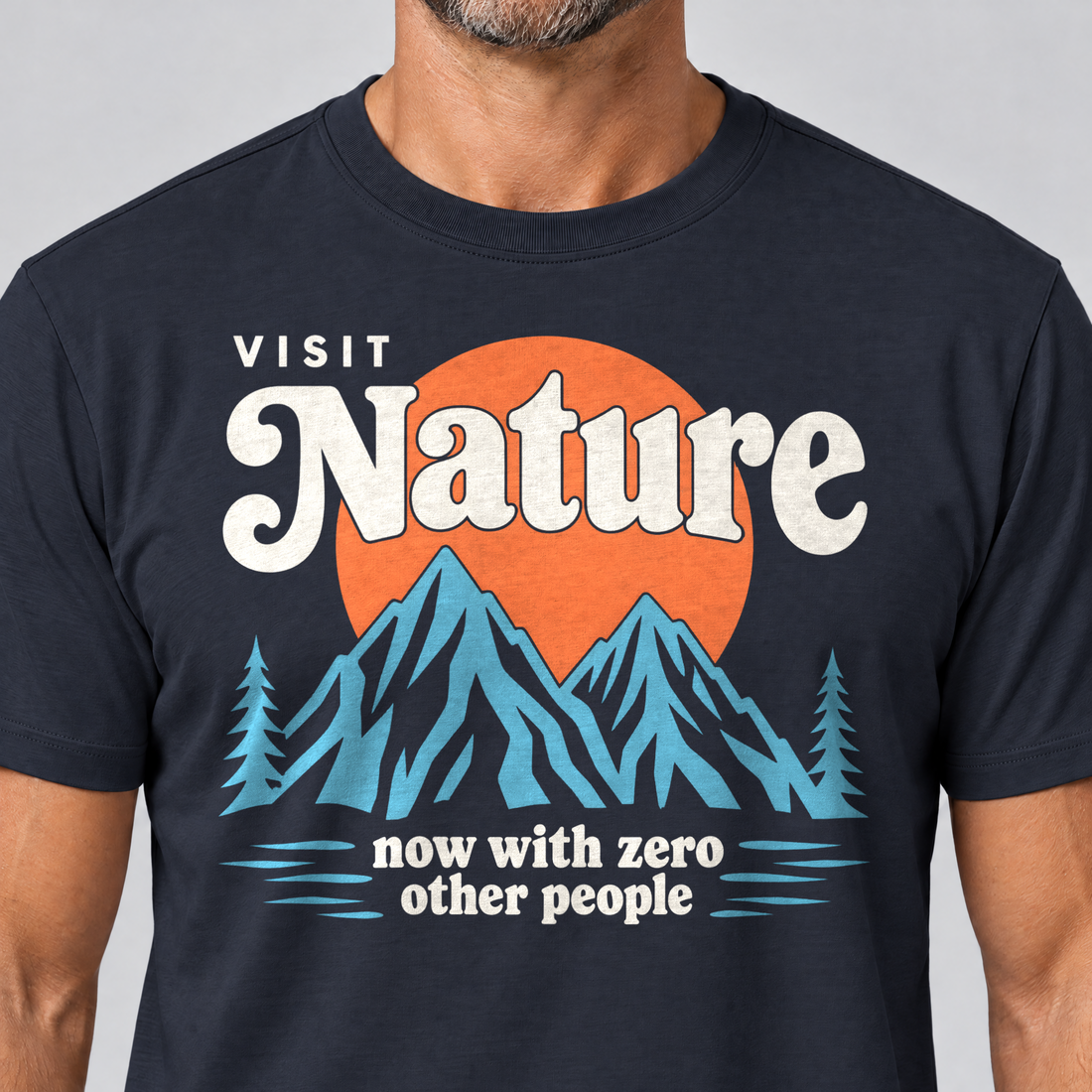 Nahaufnahme des Drucks: Now with zero other people – T-Shirt Unisex in Navy, von einem Mann getragen