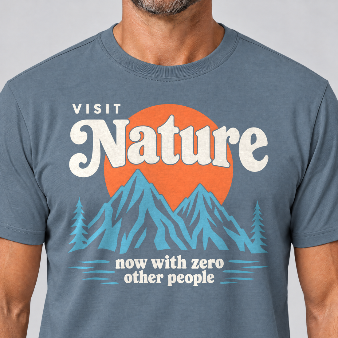 Nahaufnahme des Drucks: Now with zero other people – T-Shirt Unisex in Steinblau, von einem Mann getragen