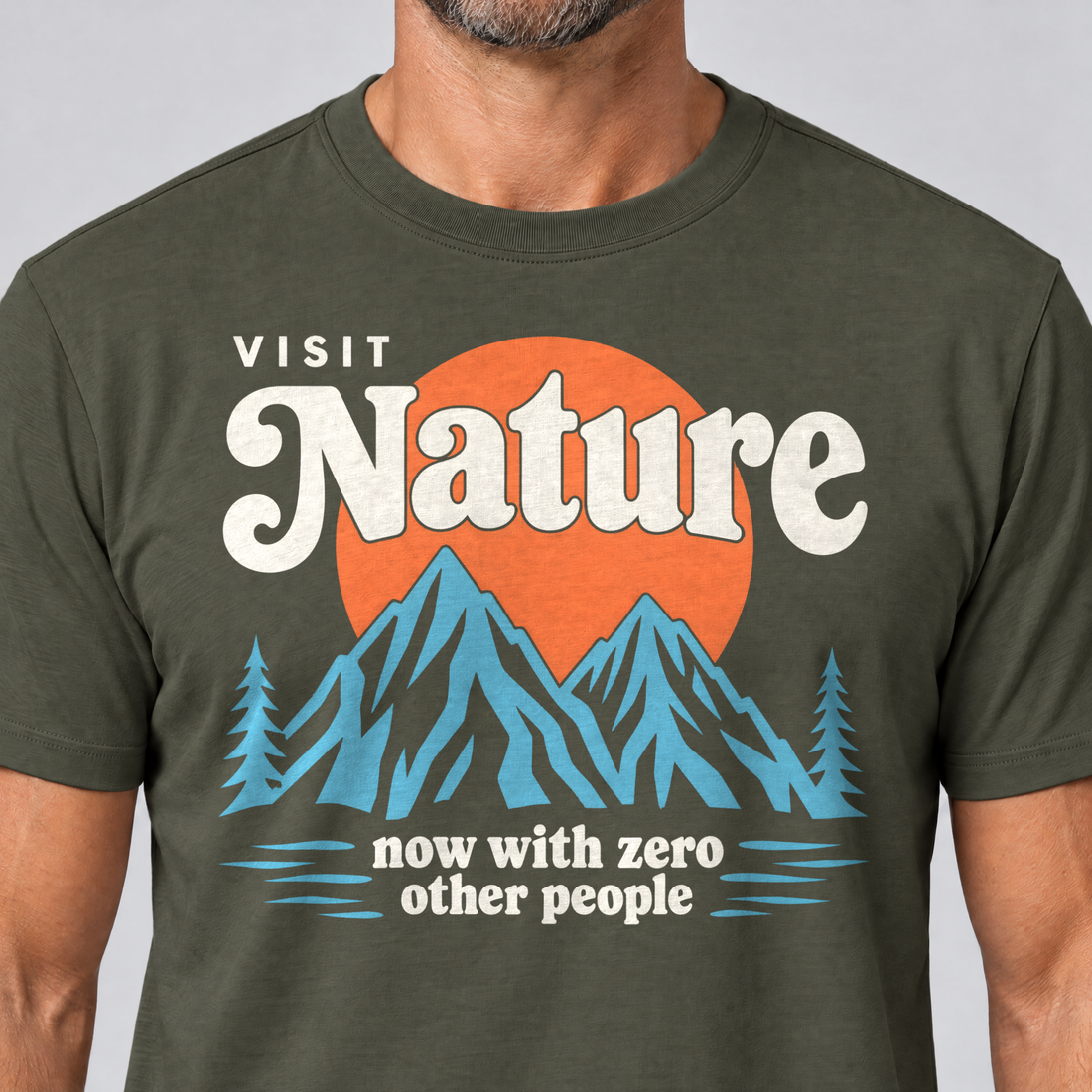 Nahaufnahme des Drucks: Now with zero other people – T-Shirt Unisex in Oliv, von einem Mann getragen