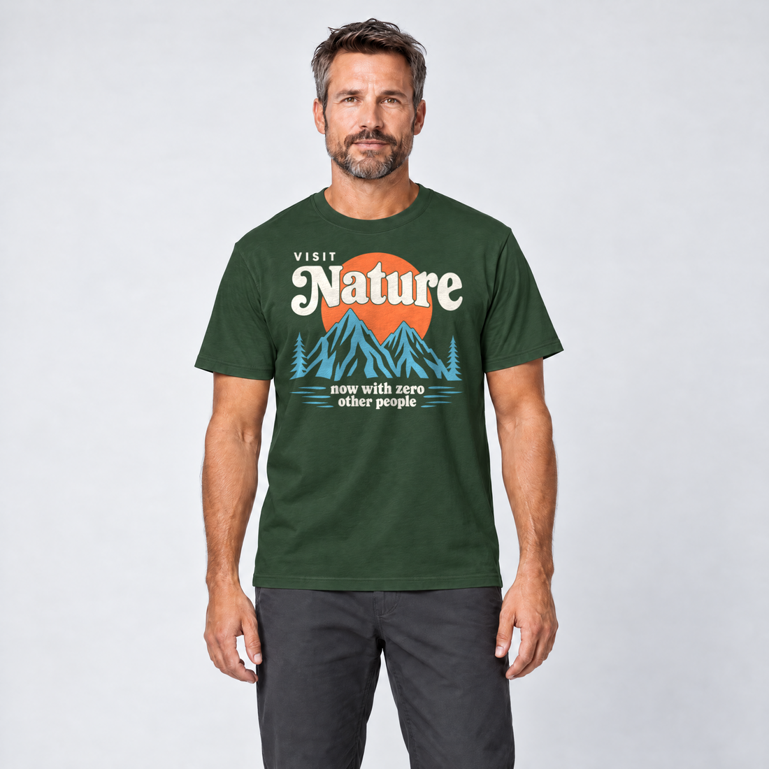 Mann trägt Now with zero other people – T-Shirt Unisex in Flaschengrün, Ansicht von vorn