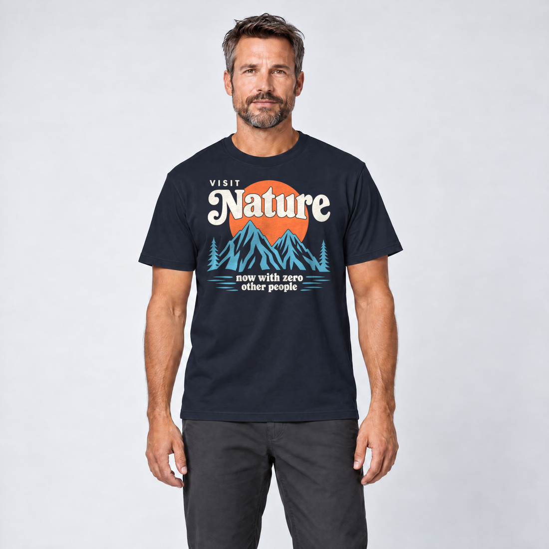 Mann trägt Now with zero other people – T-Shirt Unisex in Navy, Ansicht von vorn