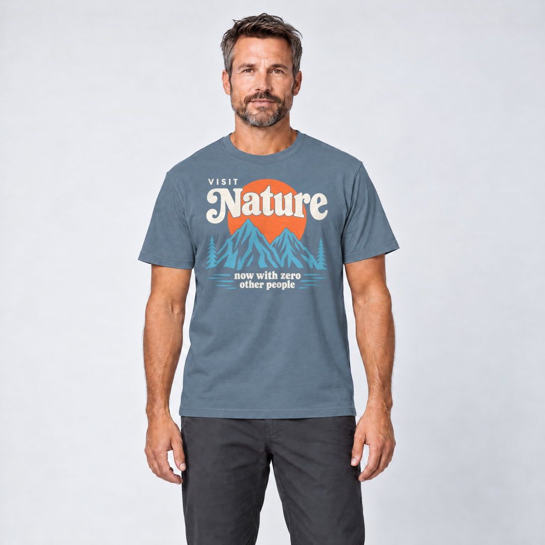 Mann trägt Now with zero other people – T-Shirt Unisex in Steinblau, Ansicht von vorn