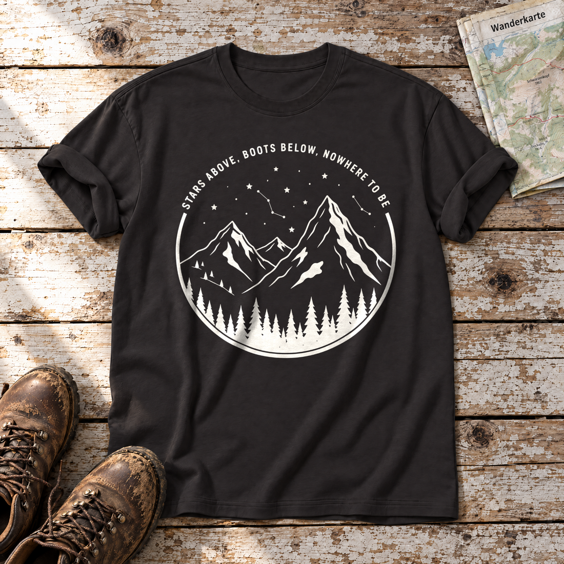 Nowhere to be – T-Shirt Unisex in Schwarz, flach liegend auf alten Holzbrettern mit Wanderschuhen und Wanderkarte.