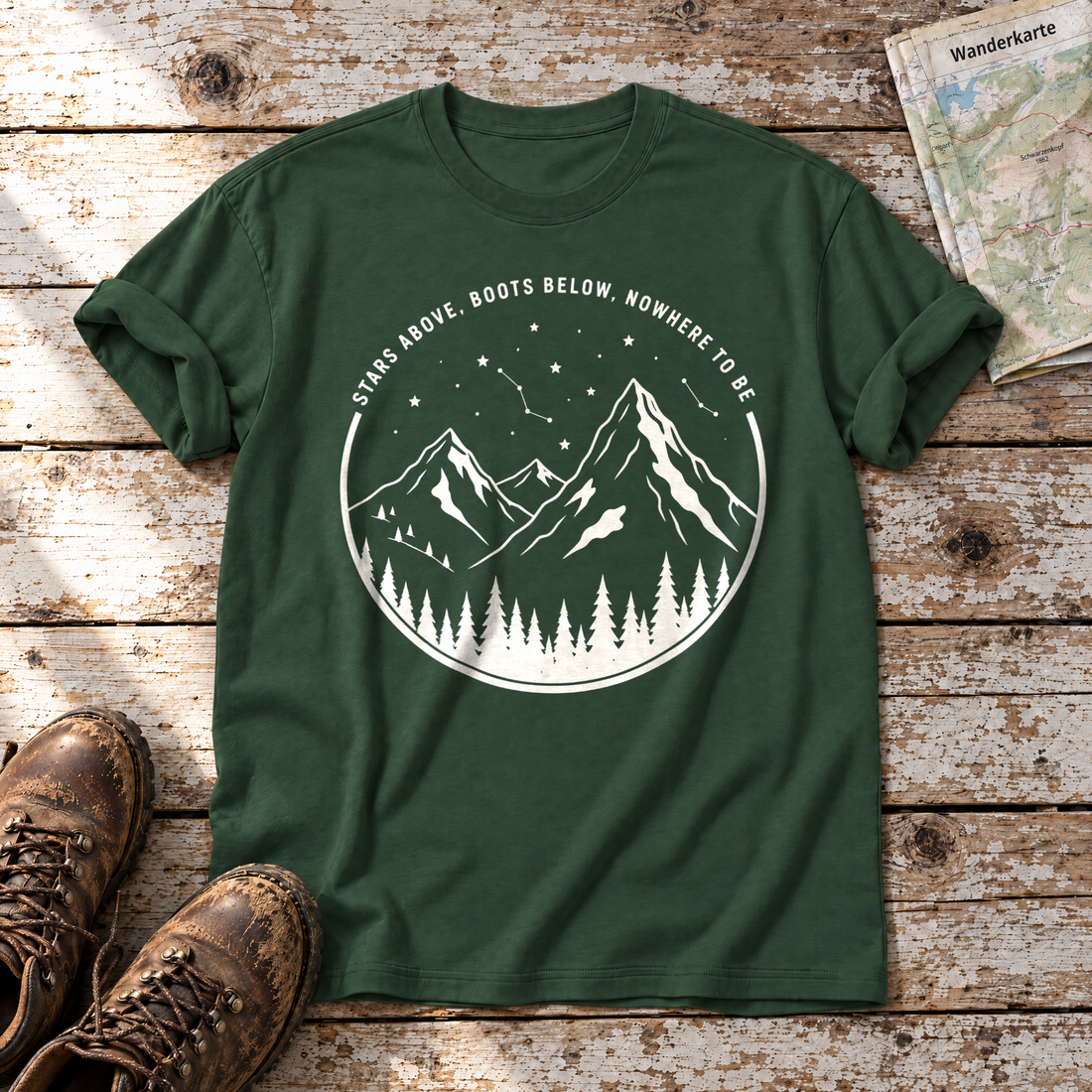 Nowhere to be – T-Shirt Unisex in Flaschengrün, flach liegend auf alten Holzbrettern mit Wanderschuhen und Wanderkarte.