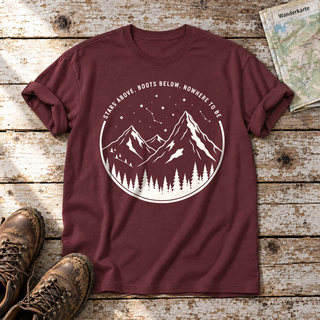 Nowhere to be – T-Shirt Unisex in Bordeaux, flach liegend auf alten Holzbrettern mit Wanderschuhen und Wanderkarte.