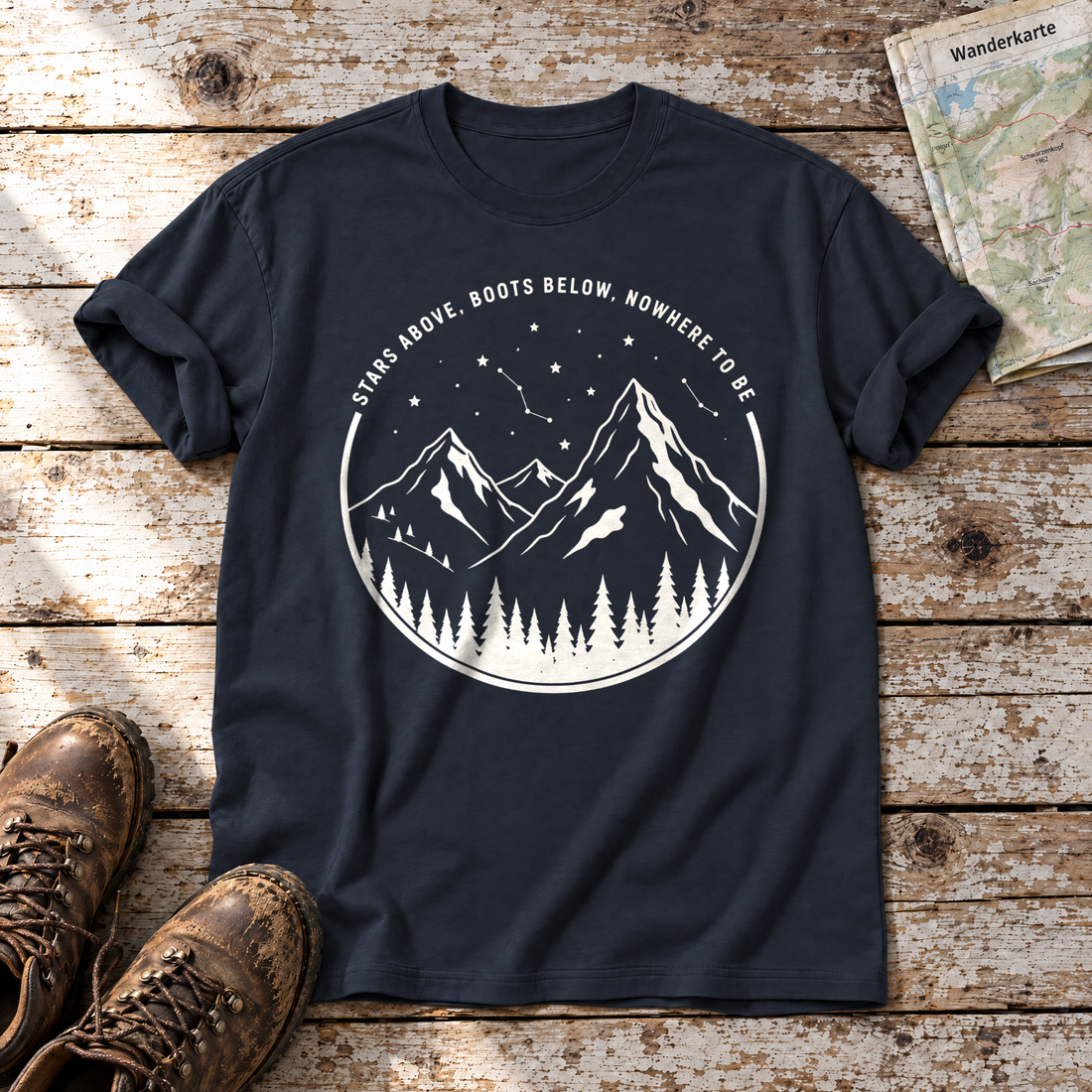 Nowhere to be – T-Shirt Unisex in Navy, flach liegend auf alten Holzbrettern mit Wanderschuhen und Wanderkarte.