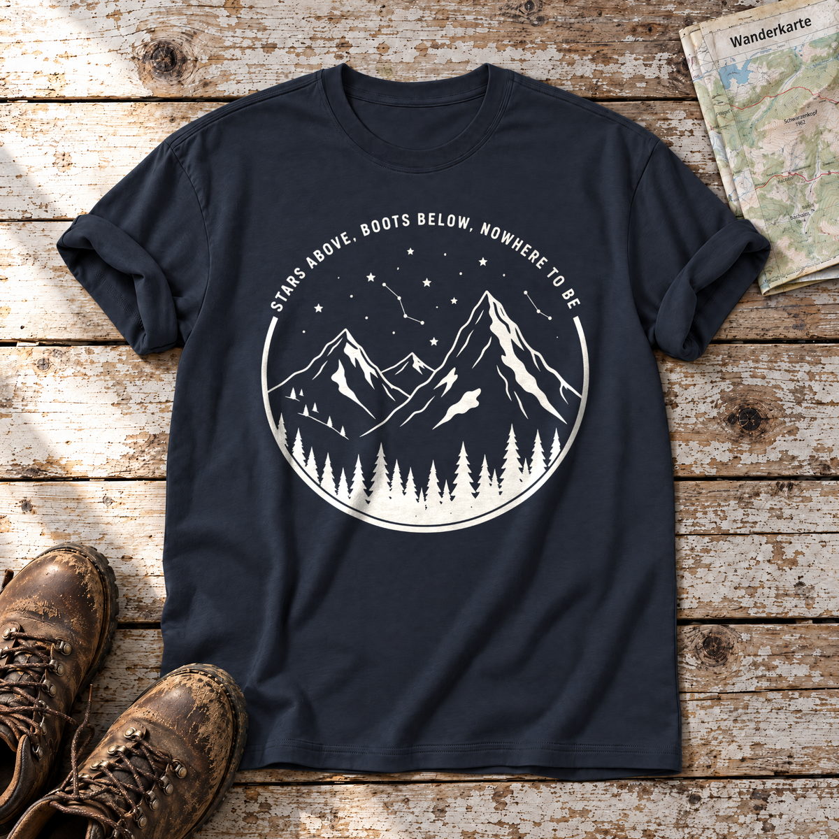 Nowhere to be – T-Shirt Unisex in Navy, flach liegend auf alten Holzbrettern mit Wanderschuhen und Wanderkarte.