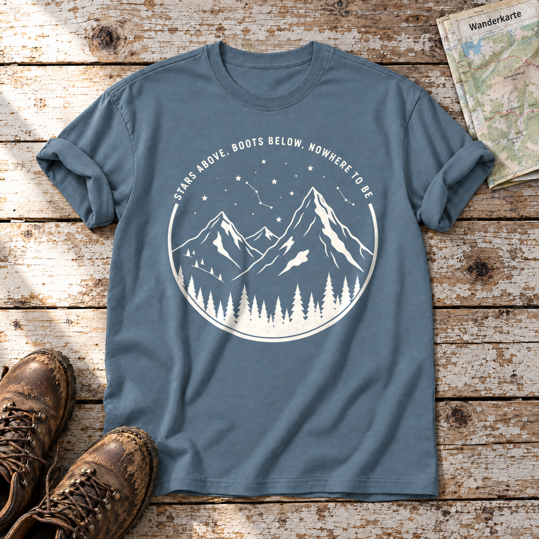 Nowhere to be – T-Shirt Unisex in Steinblau, flach liegend auf alten Holzbrettern mit Wanderschuhen und Wanderkarte.