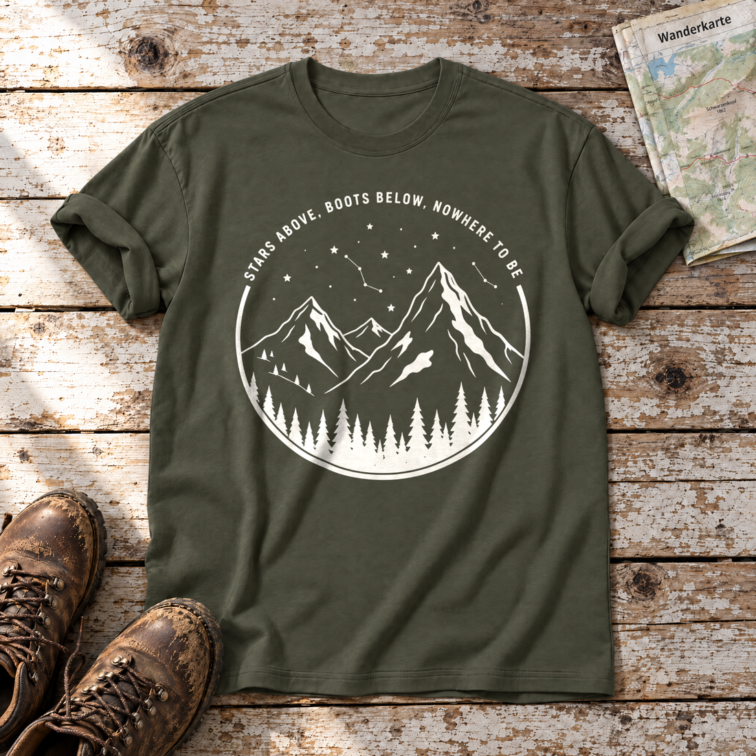 Nowhere to be – T-Shirt Unisex in Oliv, flach liegend auf alten Holzbrettern mit Wanderschuhen und Wanderkarte.