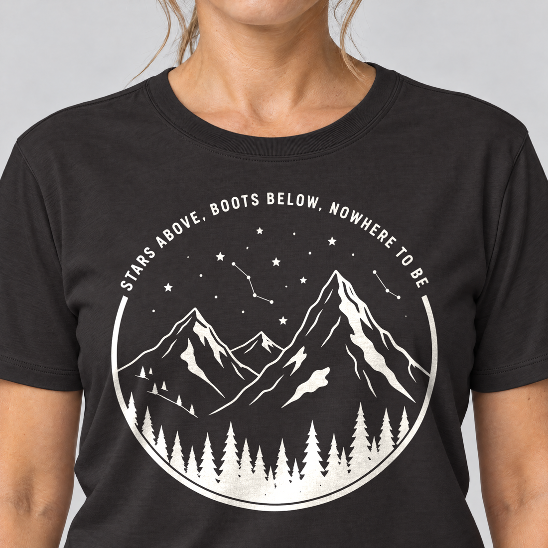Nahaufnahme des Drucks: Nowhere to be – T-Shirt Unisex in Schwarz, von einer Frau getragen