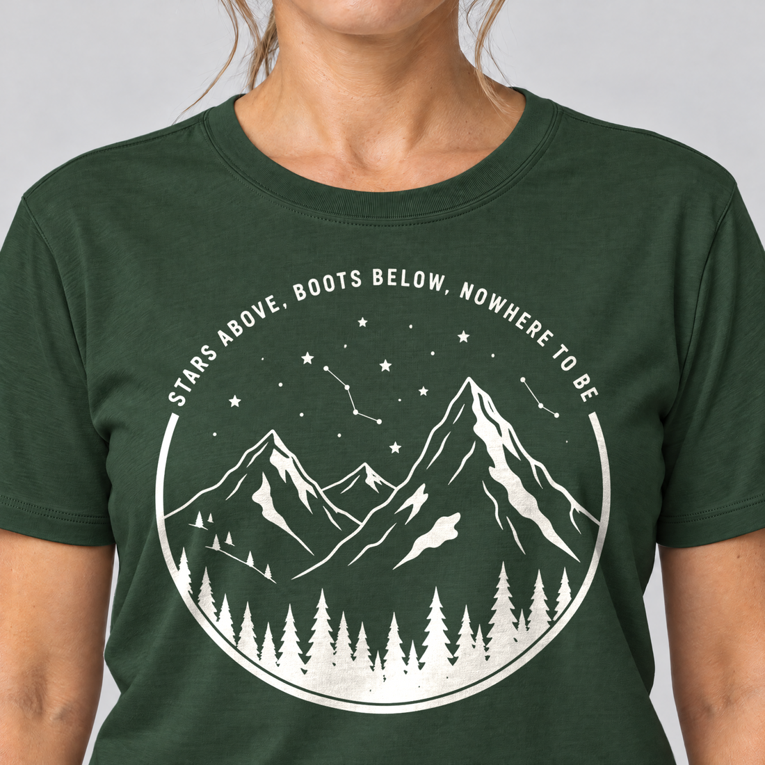 Nahaufnahme des Drucks: Nowhere to be – T-Shirt Unisex in Flaschengrün, von einer Frau getragen
