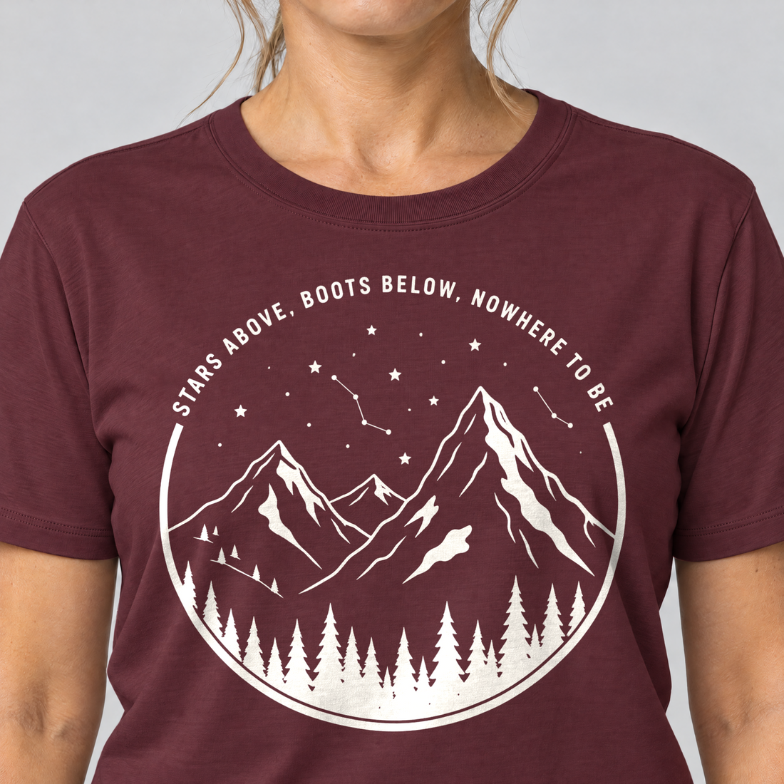 Nahaufnahme des Drucks: Nowhere to be – T-Shirt Unisex in Bordeaux, von einer Frau getragen