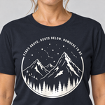 Nahaufnahme des Drucks: Nowhere to be – T-Shirt Unisex in Navy, von einer Frau getragen