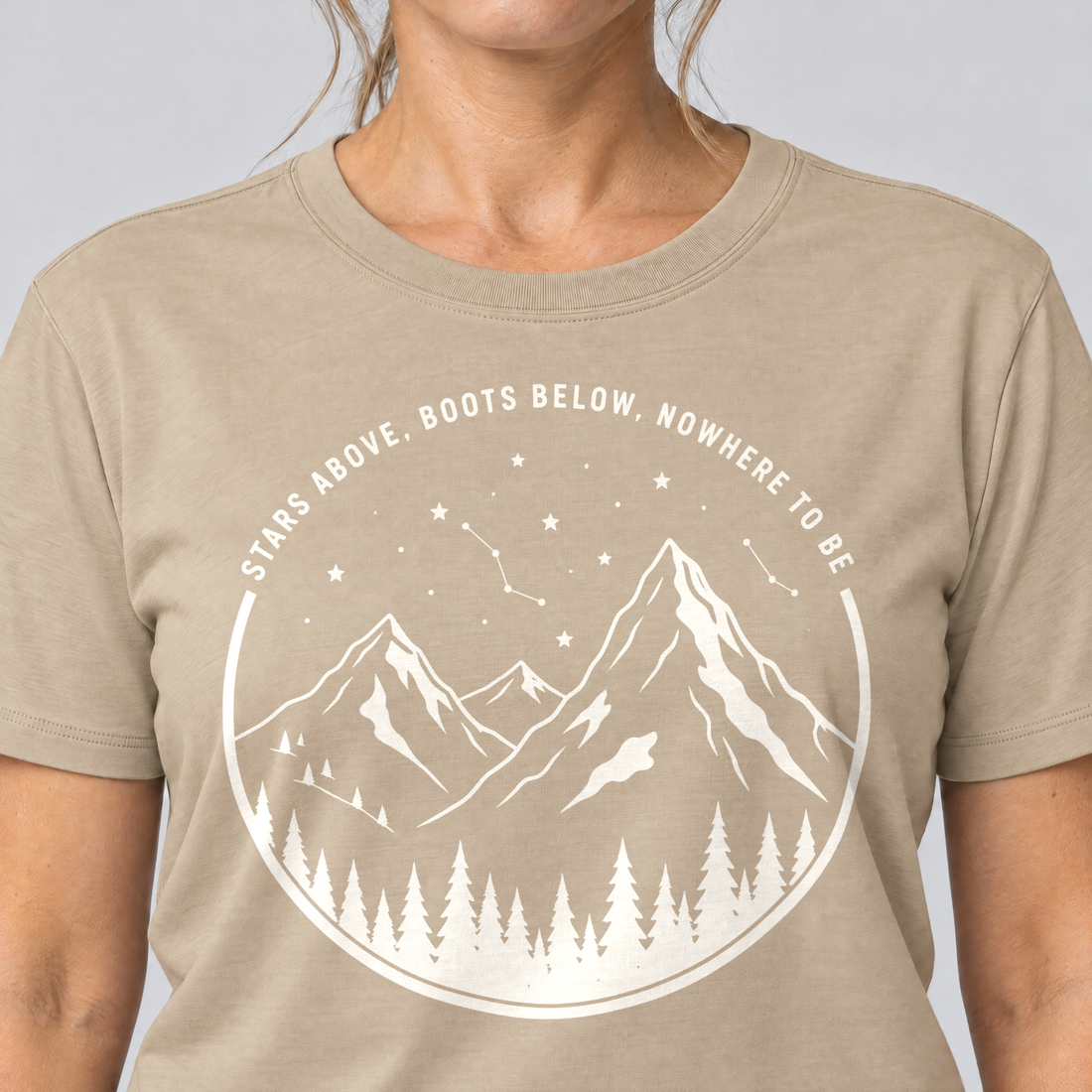 Nahaufnahme des Drucks: Nowhere to be – T-Shirt Unisex in Sand, von einer Frau getragen