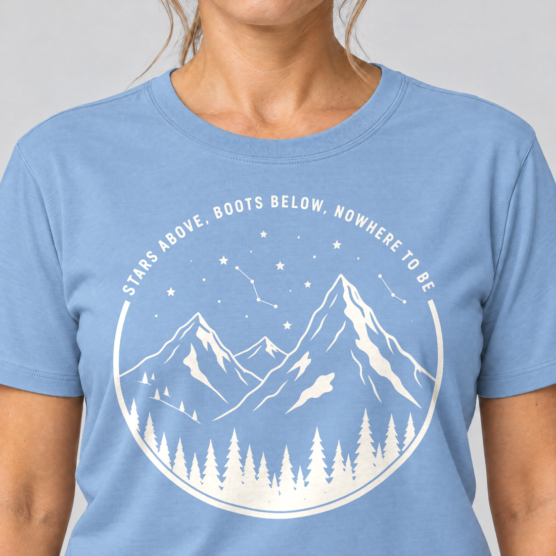 Nahaufnahme des Drucks: Nowhere to be – T-Shirt Unisex in Himmelblau, von einer Frau getragen