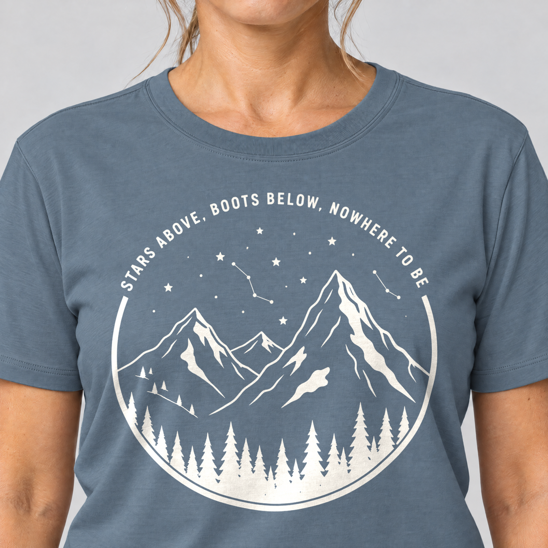 Nahaufnahme des Drucks: Nowhere to be – T-Shirt Unisex in Steinblau, von einer Frau getragen