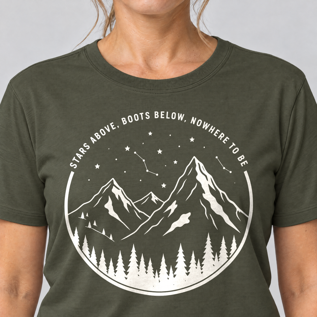 Nahaufnahme des Drucks: Nowhere to be – T-Shirt Unisex in Oliv, von einer Frau getragen