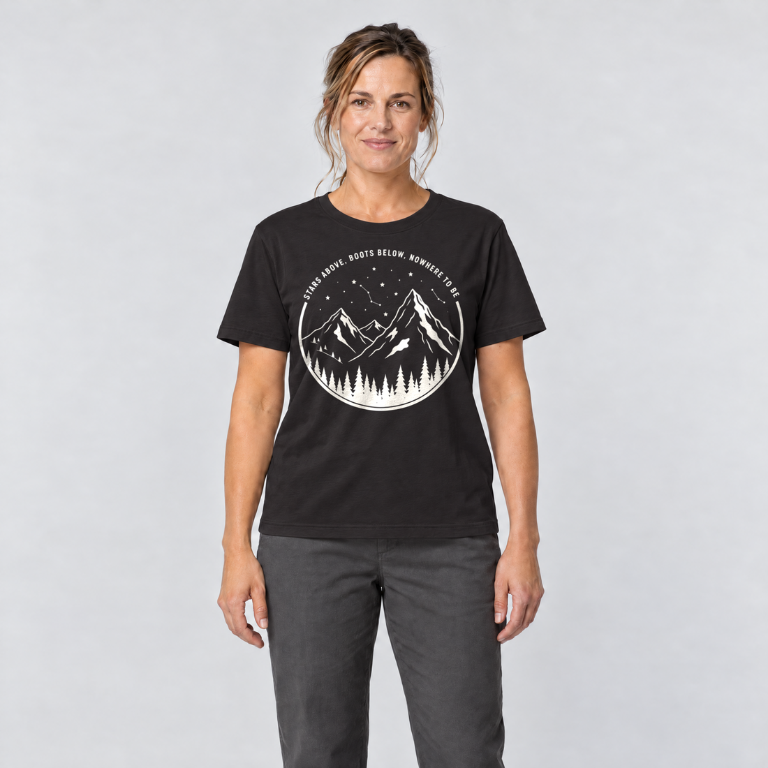 Frau trägt Nowhere to be – T-Shirt Unisex in Schwarz, Ansicht von vorn