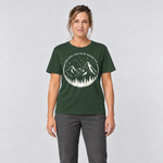 Frau trägt Nowhere to be – T-Shirt Unisex in Flaschengrün, Ansicht von vorn