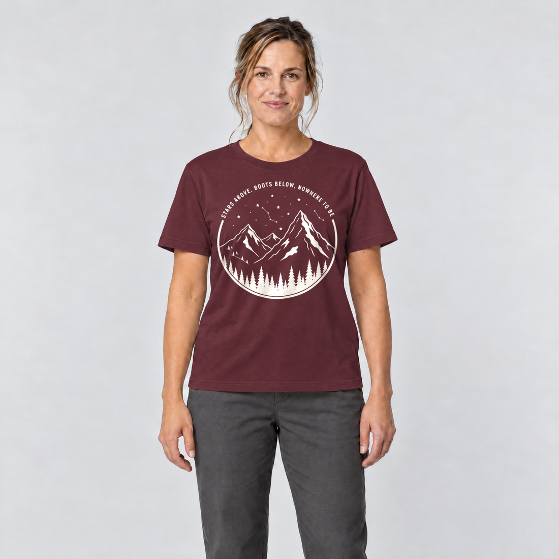 Frau trägt Nowhere to be – T-Shirt Unisex in Bordeaux, Ansicht von vorn