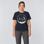 Frau trägt Nowhere to be – T-Shirt Unisex in Navy, Ansicht von vorn