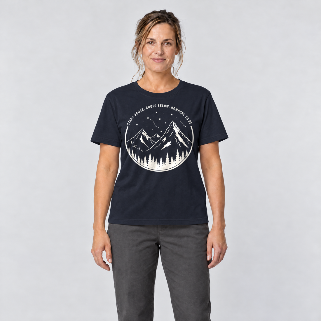 Frau trägt Nowhere to be – T-Shirt Unisex in Navy, Ansicht von vorn